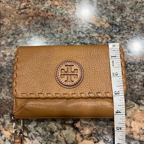 Tori Birch Tan wristlet Logo wallet New - Picture 8 of 9